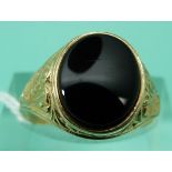 A 9ct gold ring set with onyx (size P)