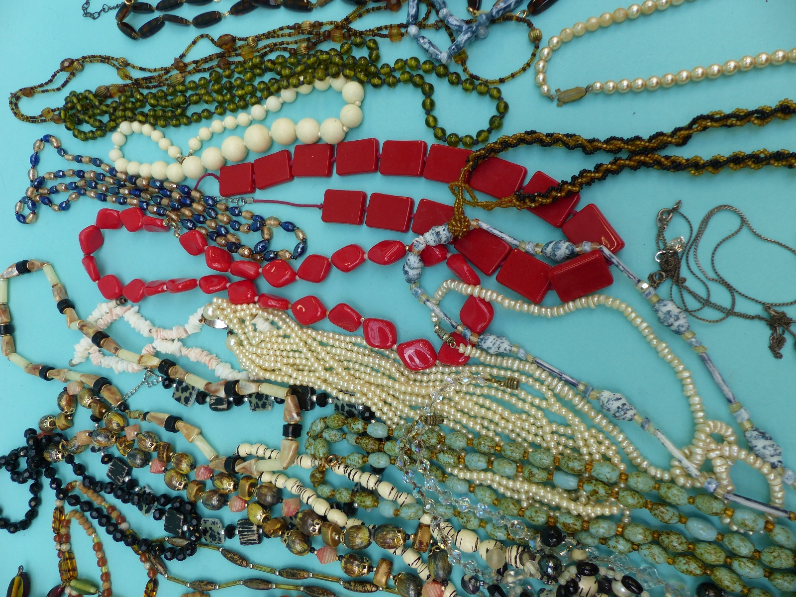 A collection of beads to include glass, faux pearls, - Image 4 of 8