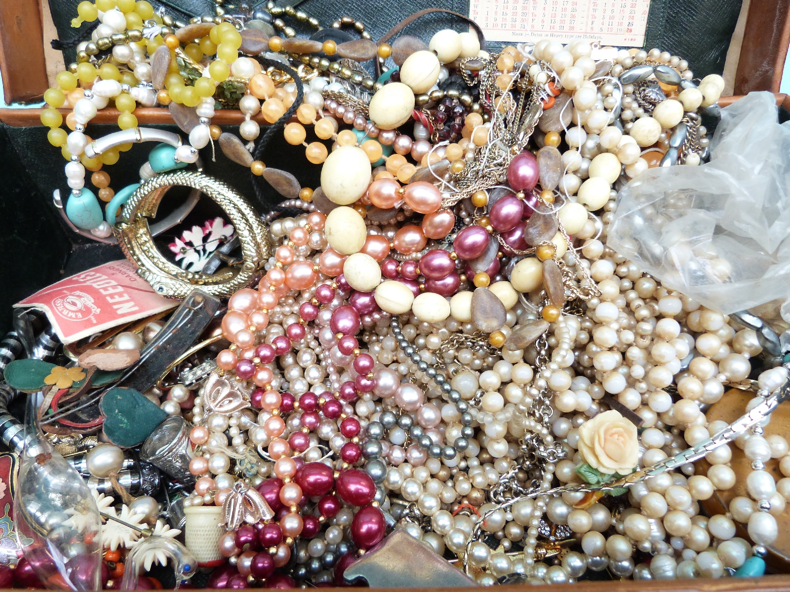 A collection of costume jewellery to include agate bracelet, silver, beaded necklaces, - Image 3 of 14
