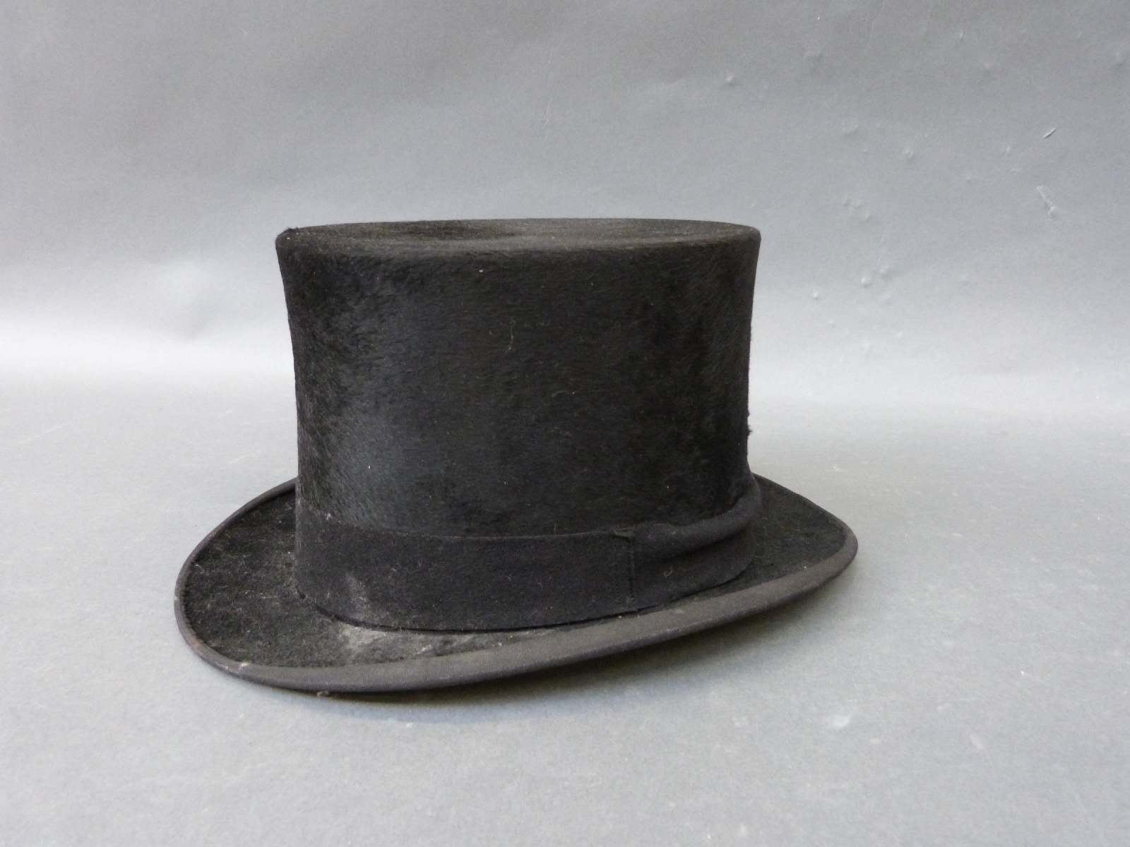 A black silk top hat, internal size approimately 20cm x 16cm. - Image 6 of 8