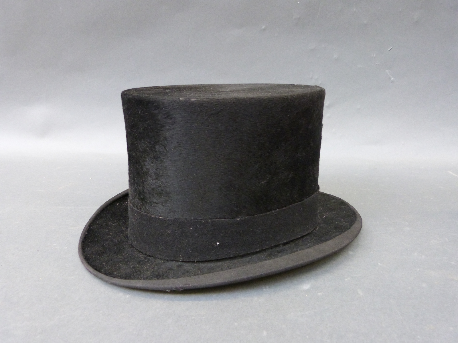 A black silk top hat, internal size approimately 20cm x 16cm. - Image 5 of 8