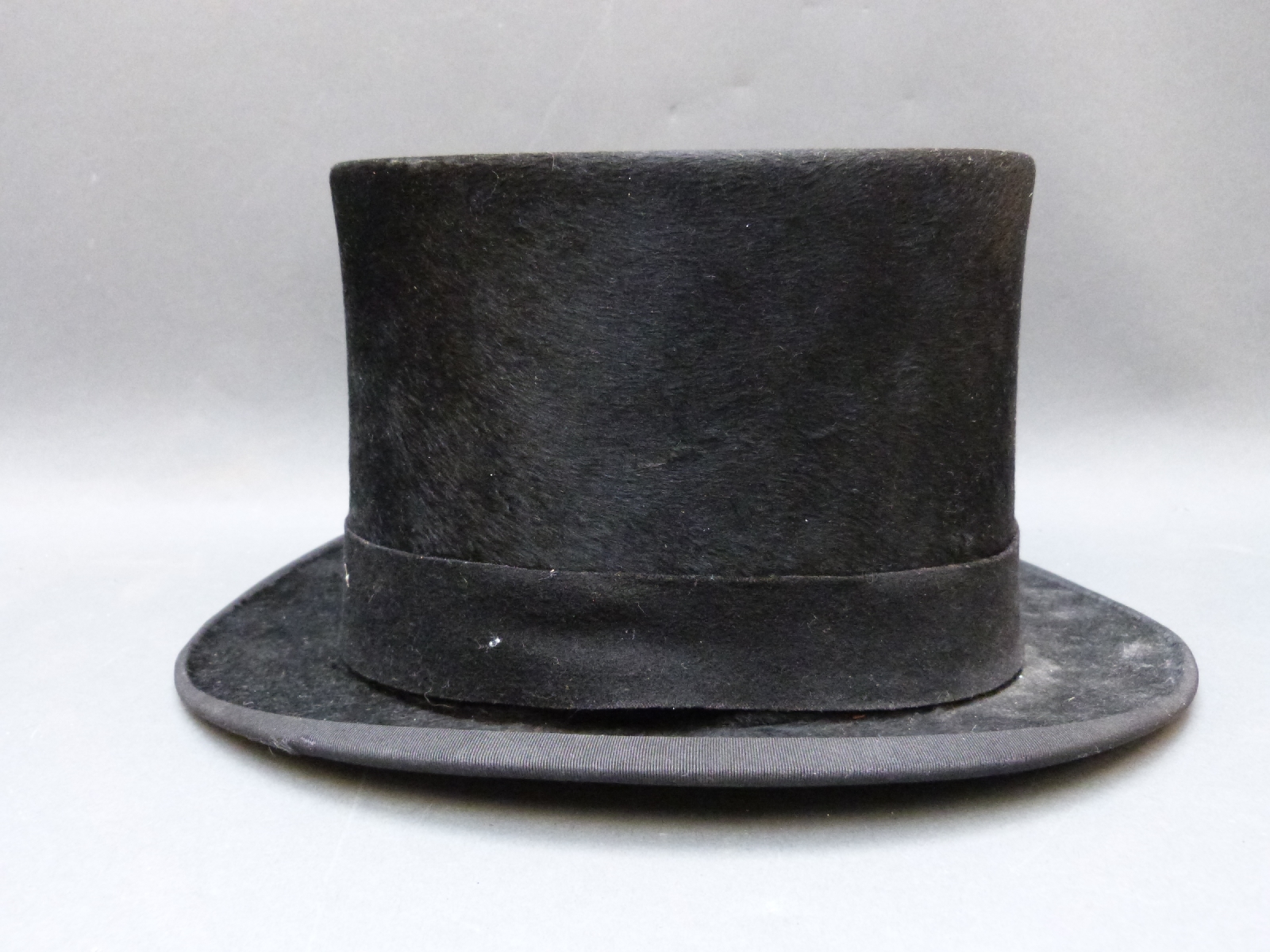 A black silk top hat, internal size approimately 20cm x 16cm. - Image 2 of 8