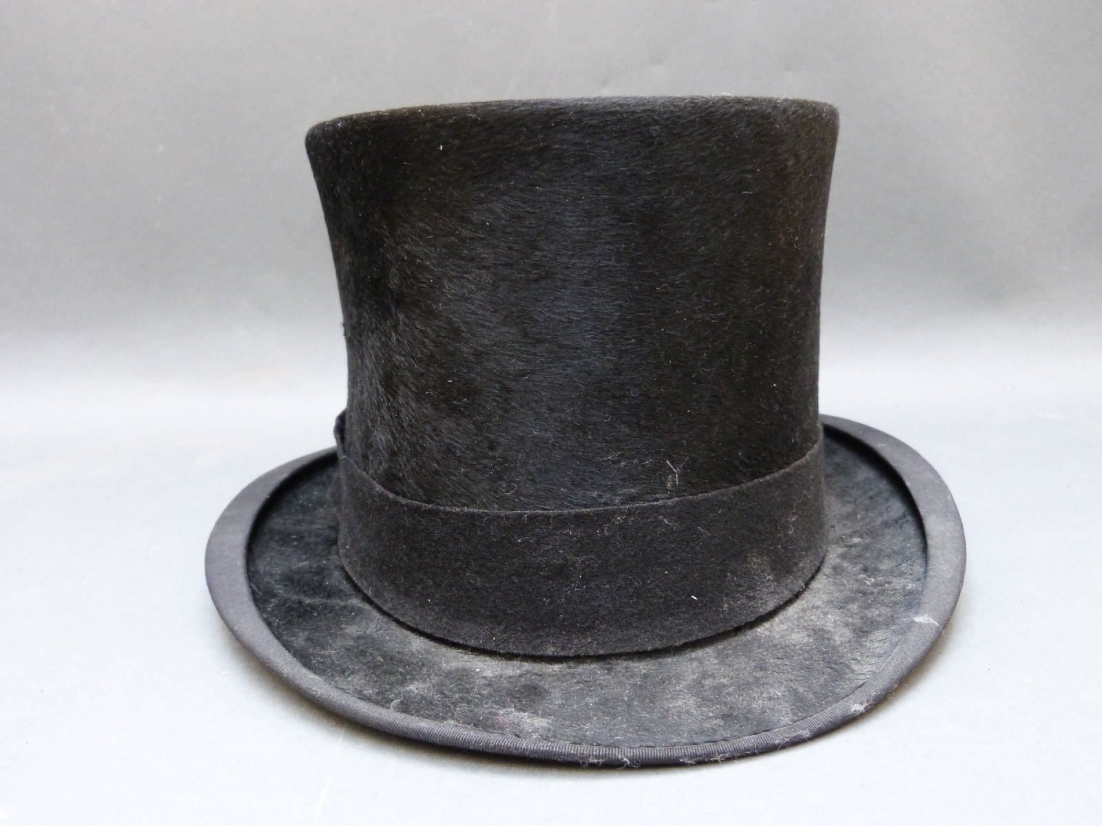 A black silk top hat, internal size approimately 20cm x 16cm. - Image 4 of 8