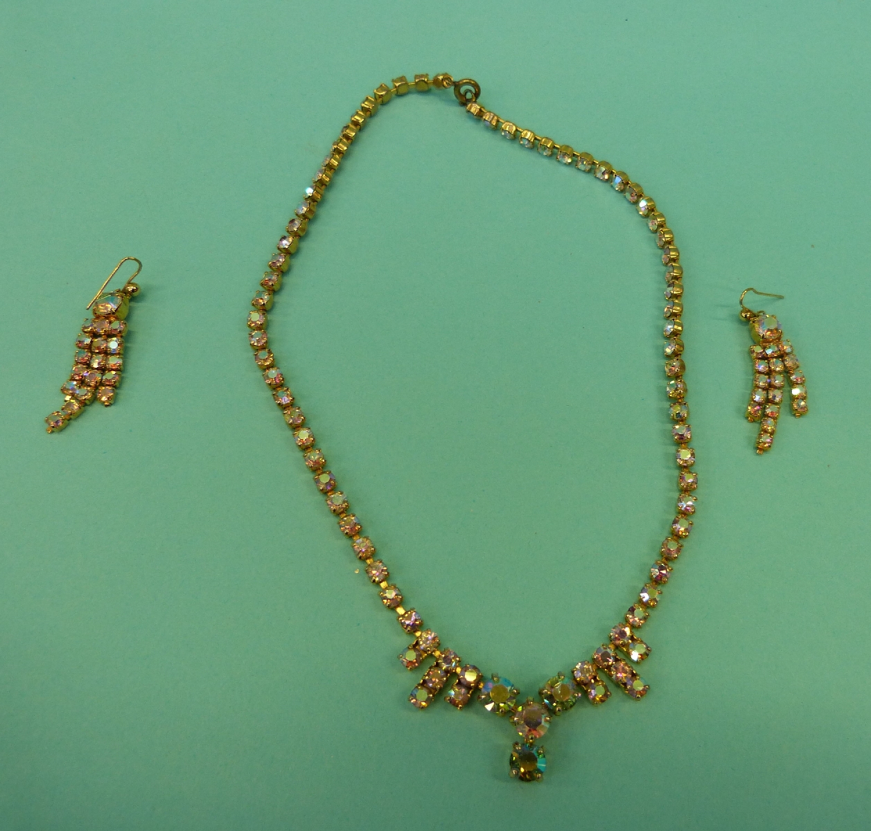 A collection of costume jewellery to include faux pearls, brooches, pearl necklace, glass beads, - Image 21 of 22