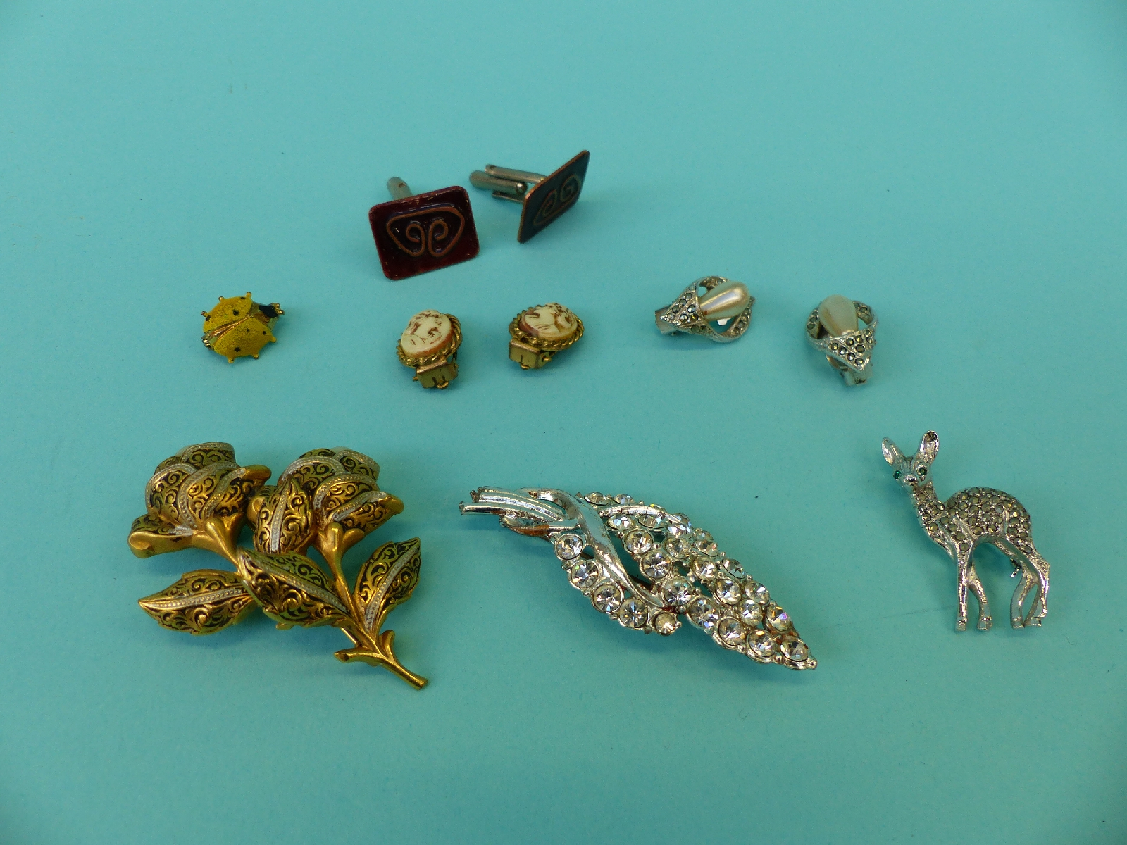 A collection of costume jewellery to include jet necklace, banded agate brooch, Victorian brooch, - Image 12 of 19