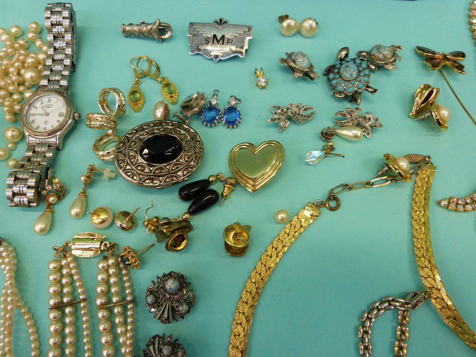 A collection of costume jewellery to include faux pearls, brooches, pearl necklace, glass beads, - Image 5 of 22