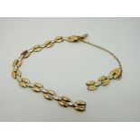 An 18ct gold bracelet made up of oval links (10.