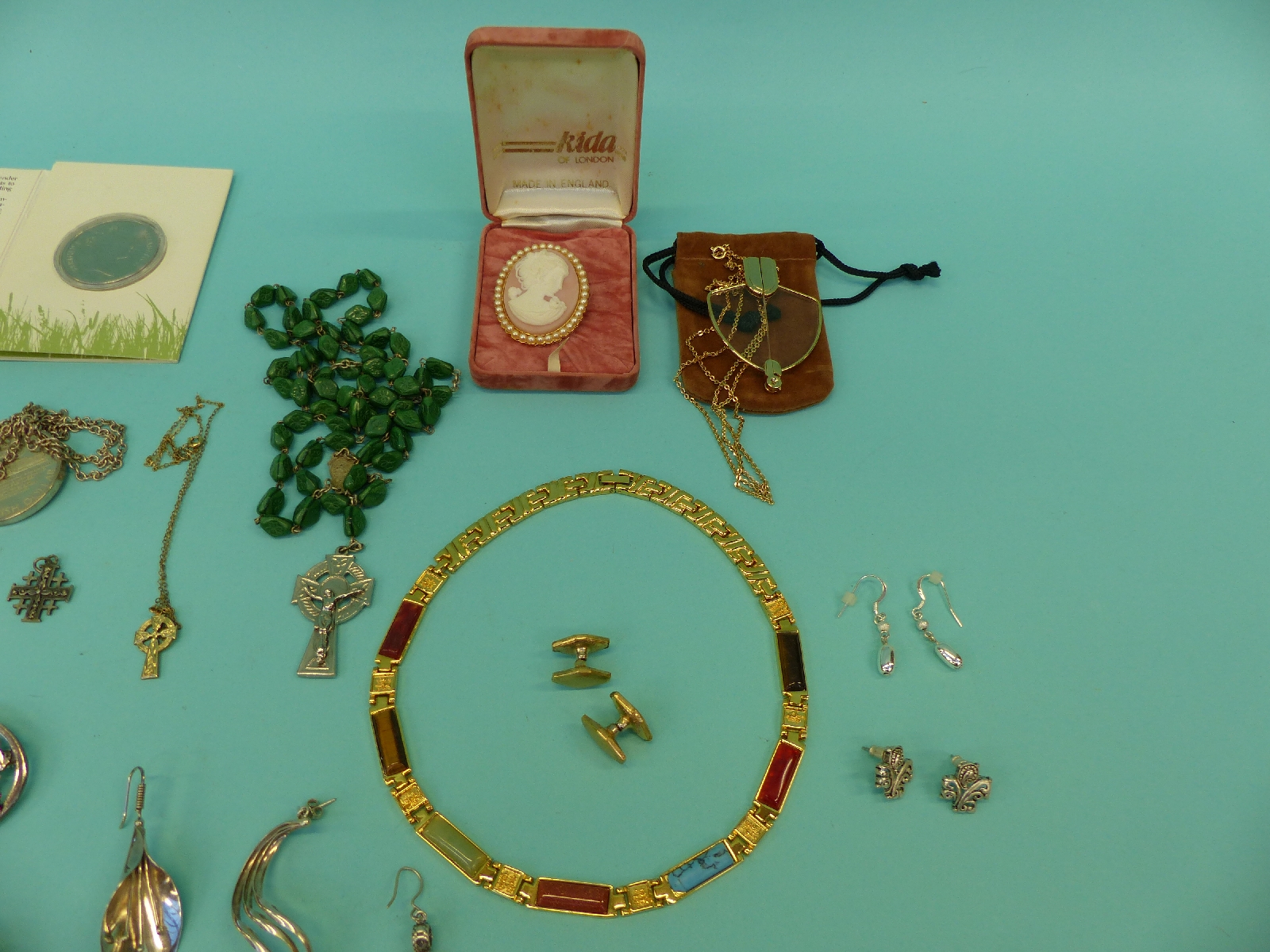 A collection of costume jewellery including a lacquer brooch, silver earrings, - Image 4 of 5