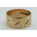 A 9ct gold wedding band, 5.