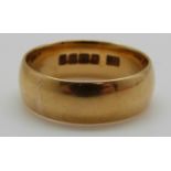 An 18ct gold wedding ring, 7.