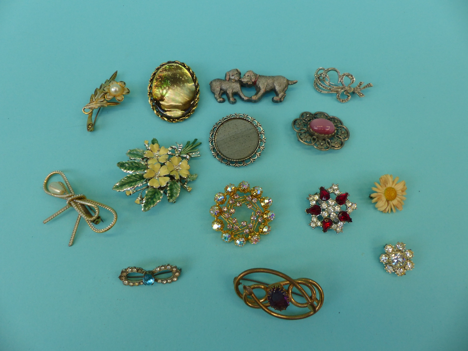 A collection of costume jewellery to include jet necklace, banded agate brooch, Victorian brooch, - Image 15 of 19