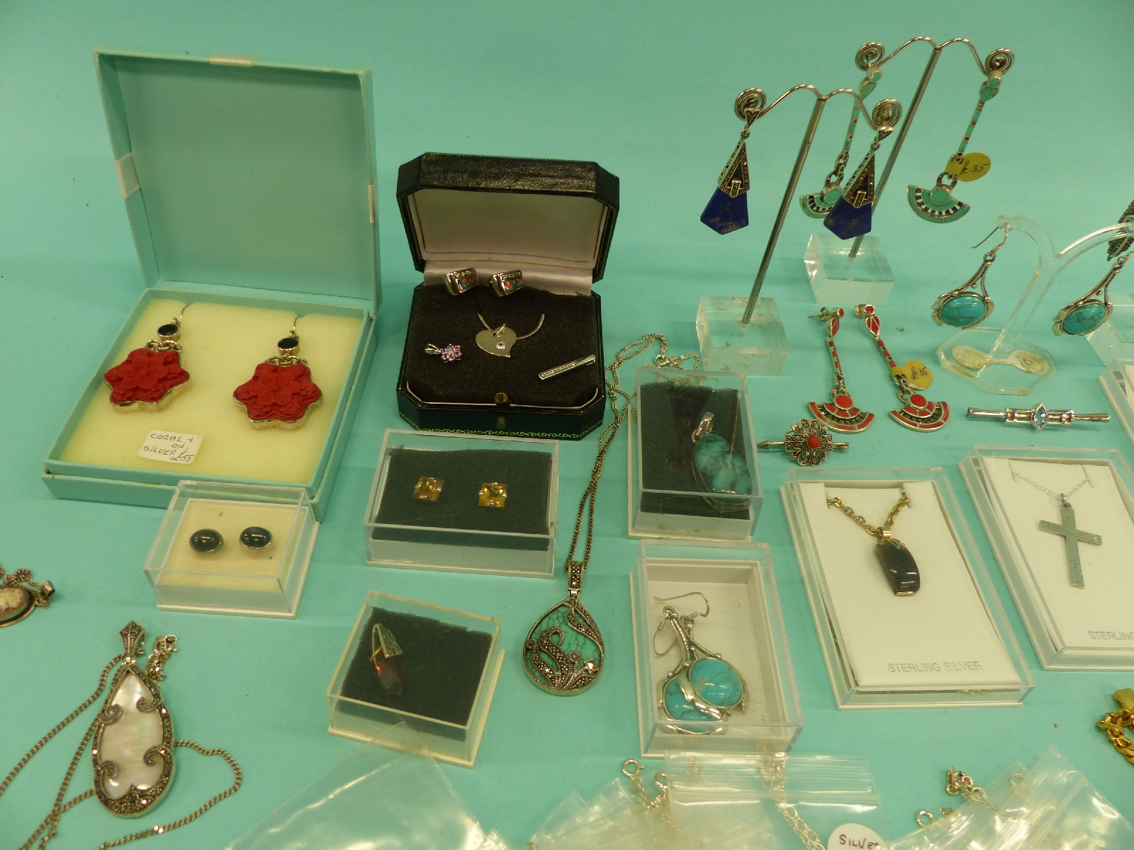 A collection of costume jewellery to include a large quantity of silver jewellery including enamel - Image 3 of 8