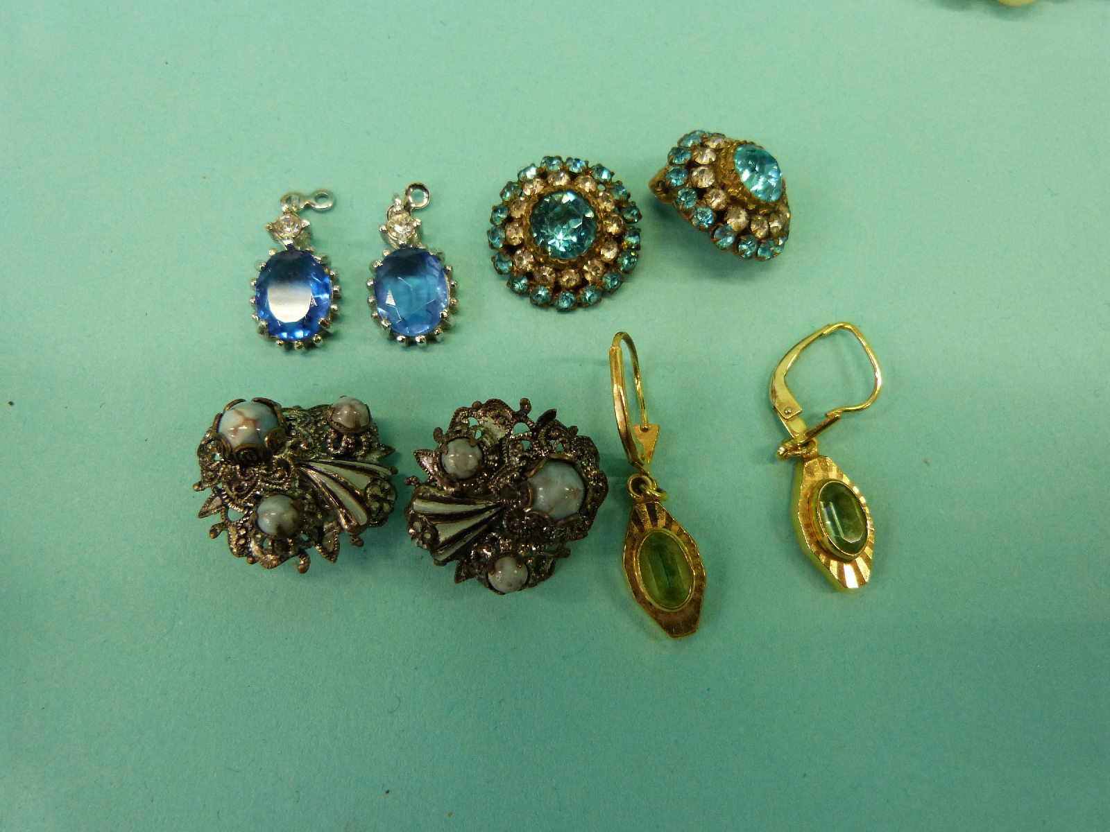 A collection of costume jewellery to include faux pearls, brooches, pearl necklace, glass beads, - Image 13 of 22