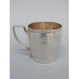 A Georgian hallmarked silver tankard with concentric banded decoration, London 1800,