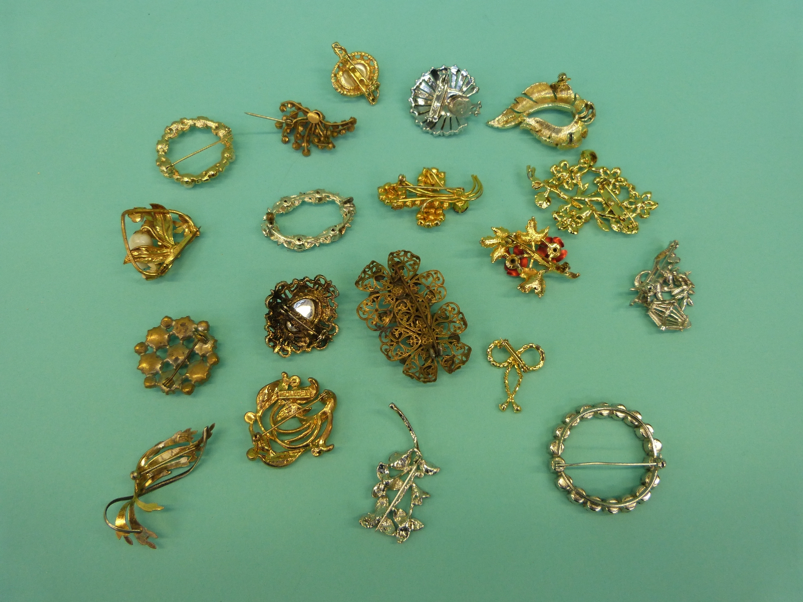 A collection of costume jewellery to include faux pearls, brooches, pearl necklace, glass beads, - Image 18 of 22