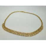 A 9ct gold necklace with textured detail, 25.