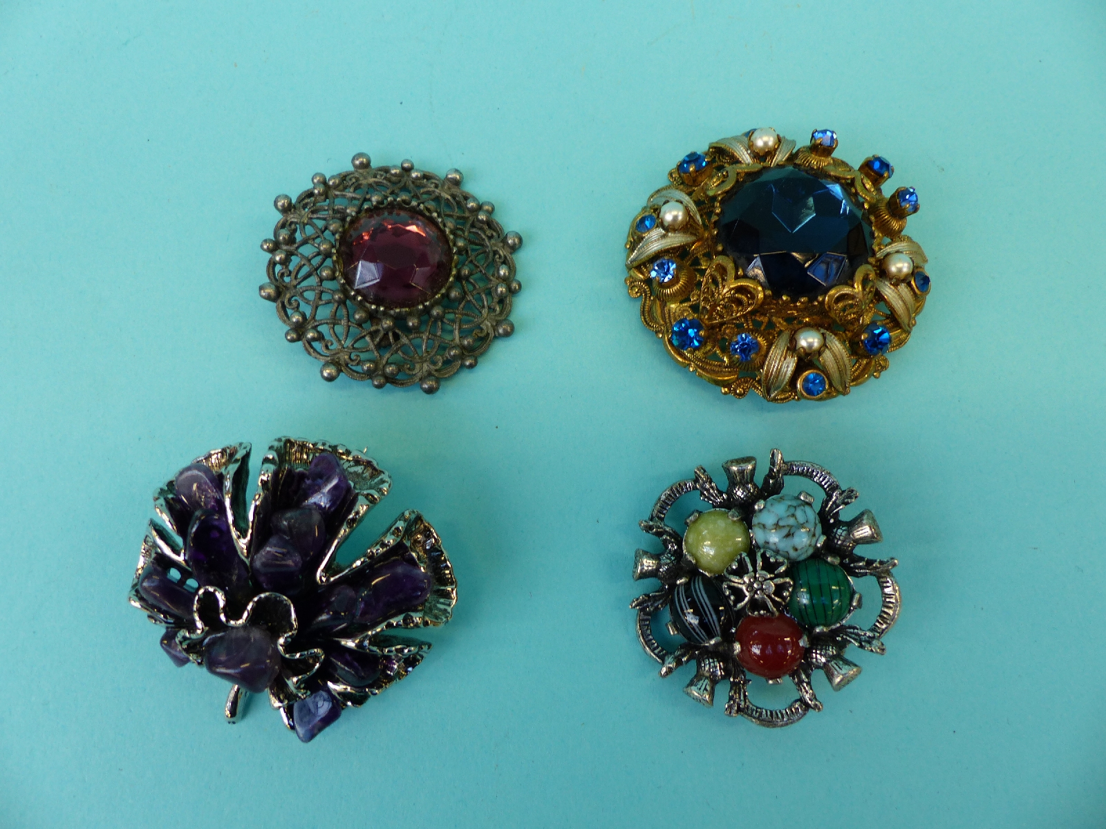 A large collection of costume jewellery including amethyst brooch, rock crystal pendant, - Image 21 of 26