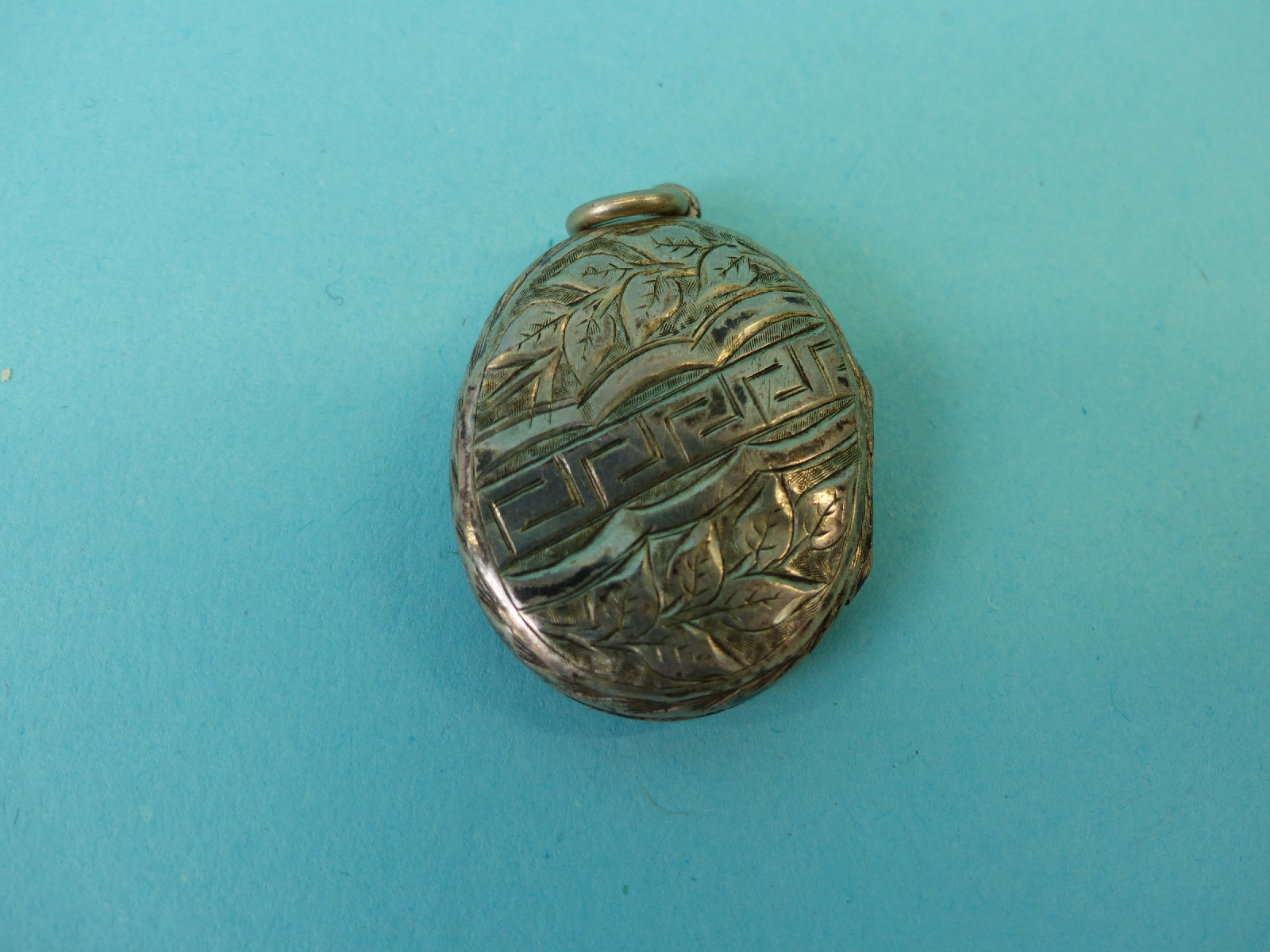 A Chinese bracelet set with nephrite jade cabochons, a jet brooch, plated gate bracelet, - Image 5 of 9