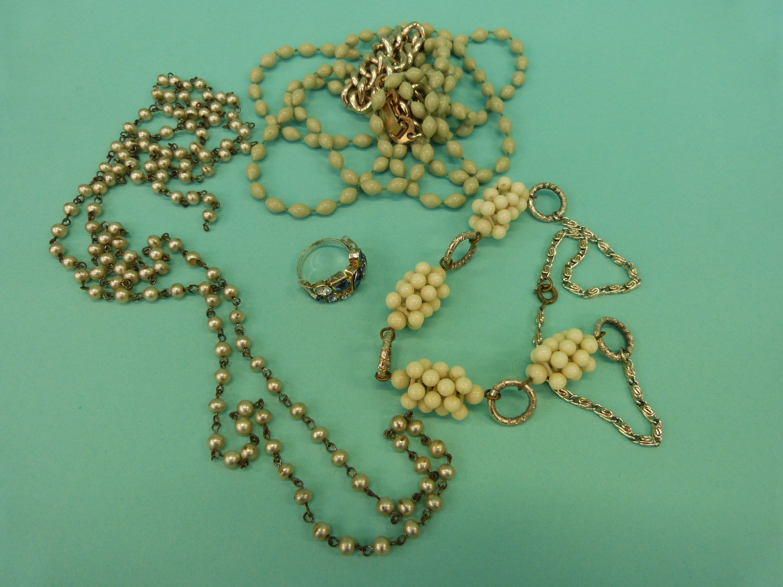 A collection of costume jewellery to include necklaces, crystal, faux pearls, faux amber, - Image 4 of 14
