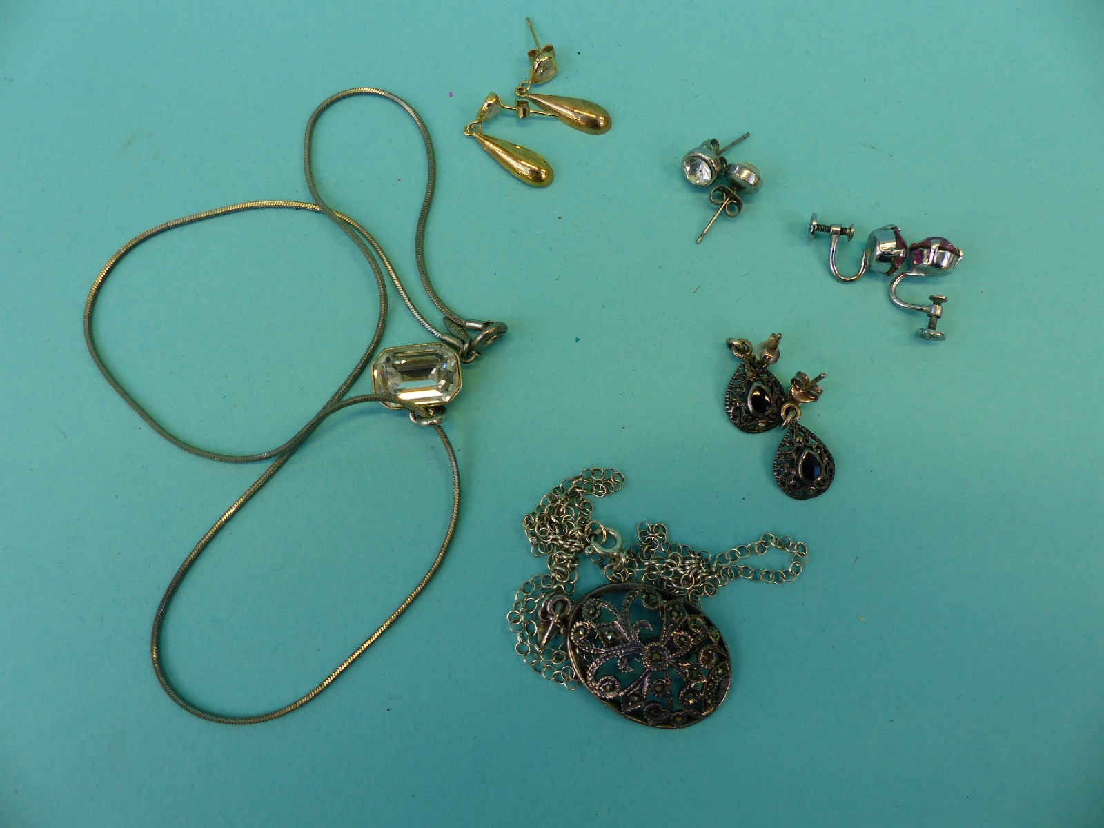 A collection of costume jewellery including silver ring, 9ct gold brooch set with a cameo, - Image 5 of 14