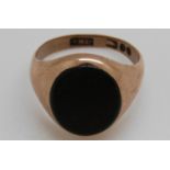 A 9ct gold signet ring set with a blood stone cabochon, 4.