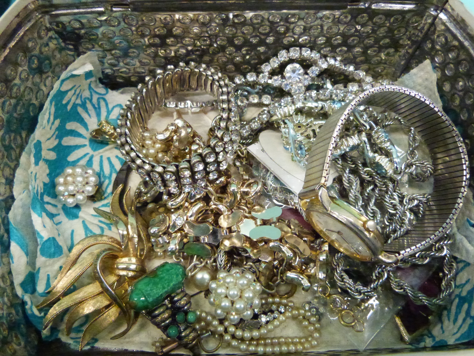 A large collection of costume jewellery to include faux Lotus pearls, diamante, marcasite, - Image 7 of 15