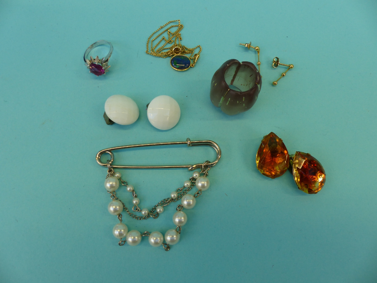 A collection of costume jewellery including silver ring, 9ct gold brooch set with a cameo, - Image 7 of 14