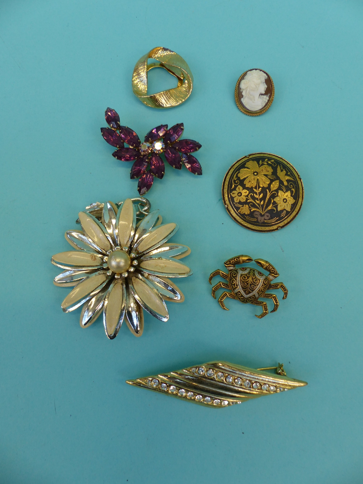 A collection of costume jewellery including silver ring, 9ct gold brooch set with a cameo, - Image 11 of 14