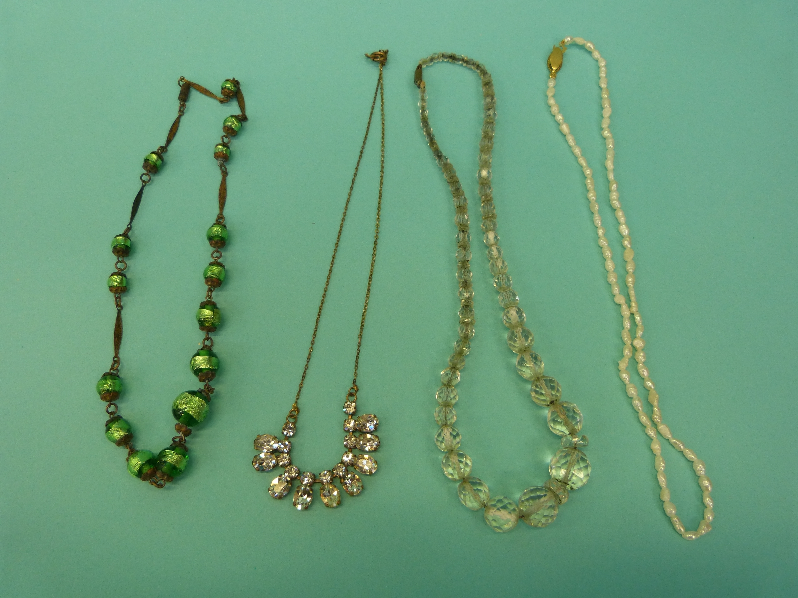 A collection of costume jewellery to include faux pearls, brooches, pearl necklace, glass beads, - Image 11 of 22