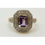 A 9ct gold ring set with an amethyst and diamonds (size M)