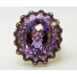 A 9ct gold ring set with amethysts (size M)