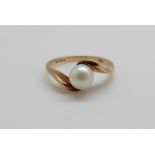 A 9ct gold ring set with a pearl, 2.