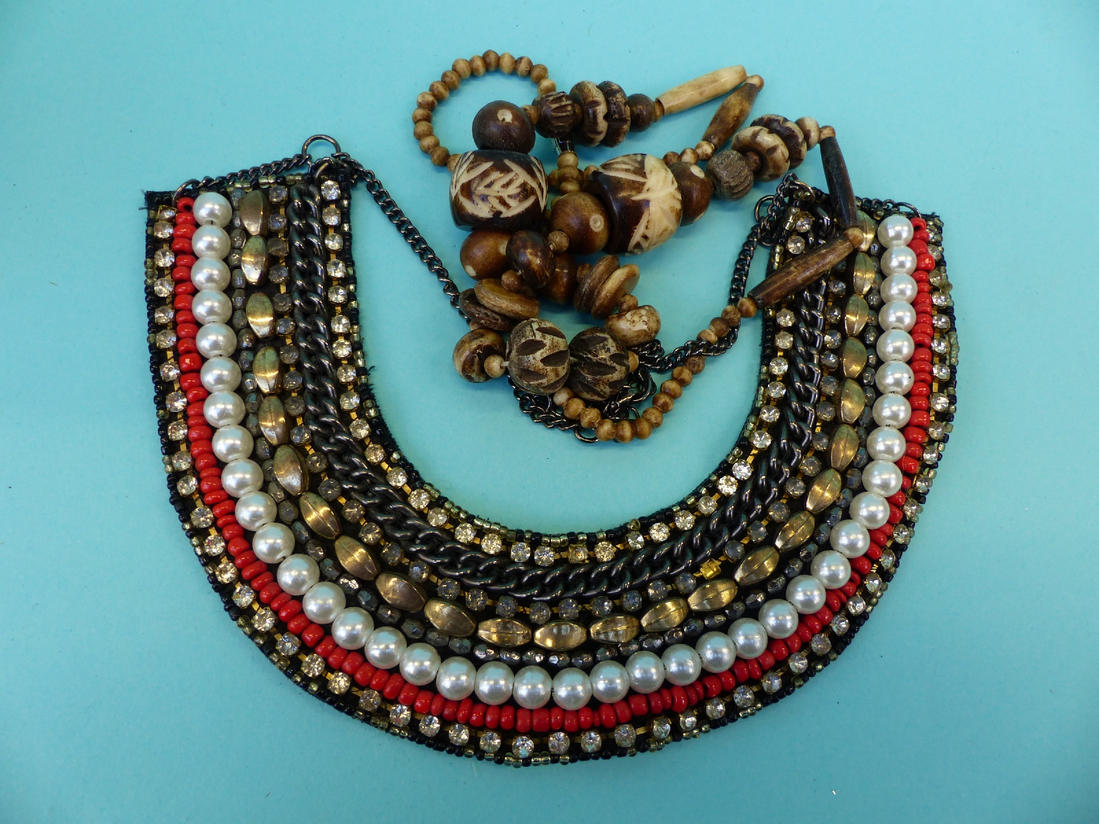 A large quantity of costume jewellery including beads, - Image 6 of 9