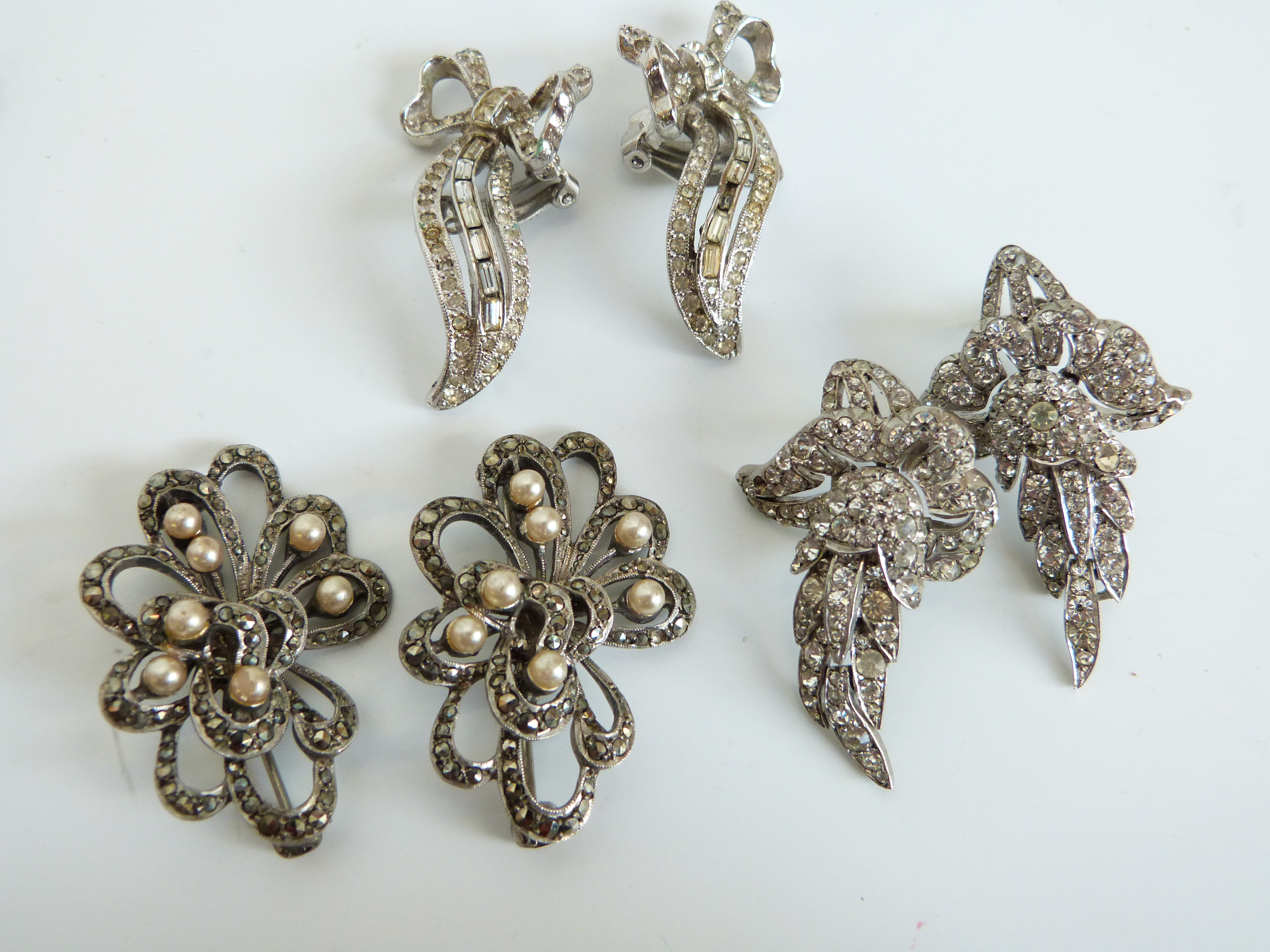 A collection of costume jewellery to include Victorian silver and paste metamorphic brooch with - Image 12 of 17