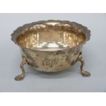 An Edward VII hallmarked silver sugar bowl raised on three feet, Chester 1907 maker Pearce & Son,
