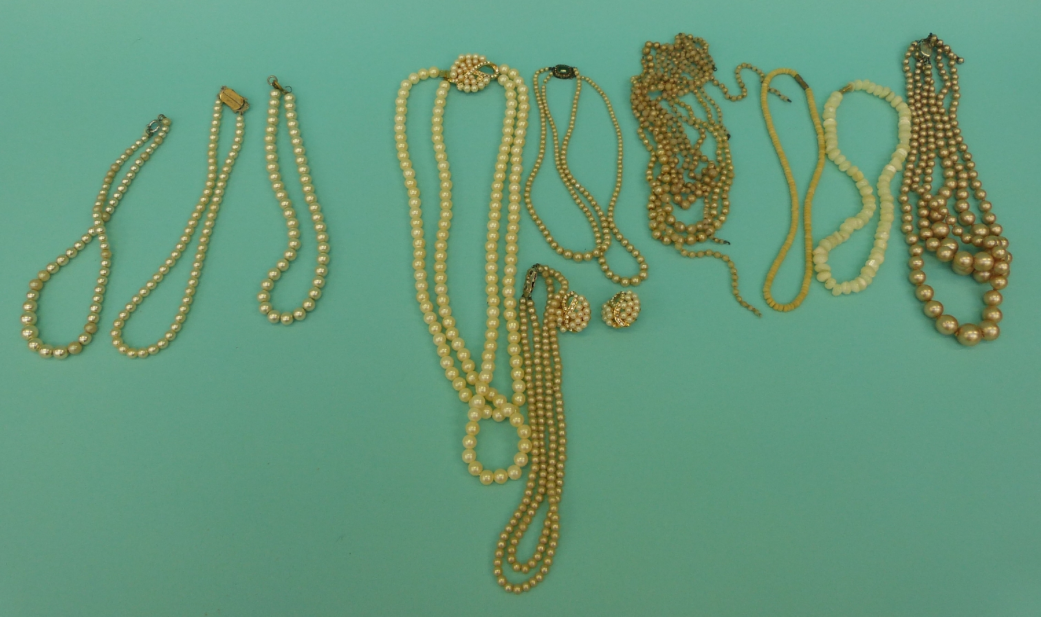 A collection of costume jewellery to include necklaces, crystal, faux pearls, faux amber, - Image 9 of 14