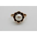 A 9ct gold ring set with a pearl, 2.