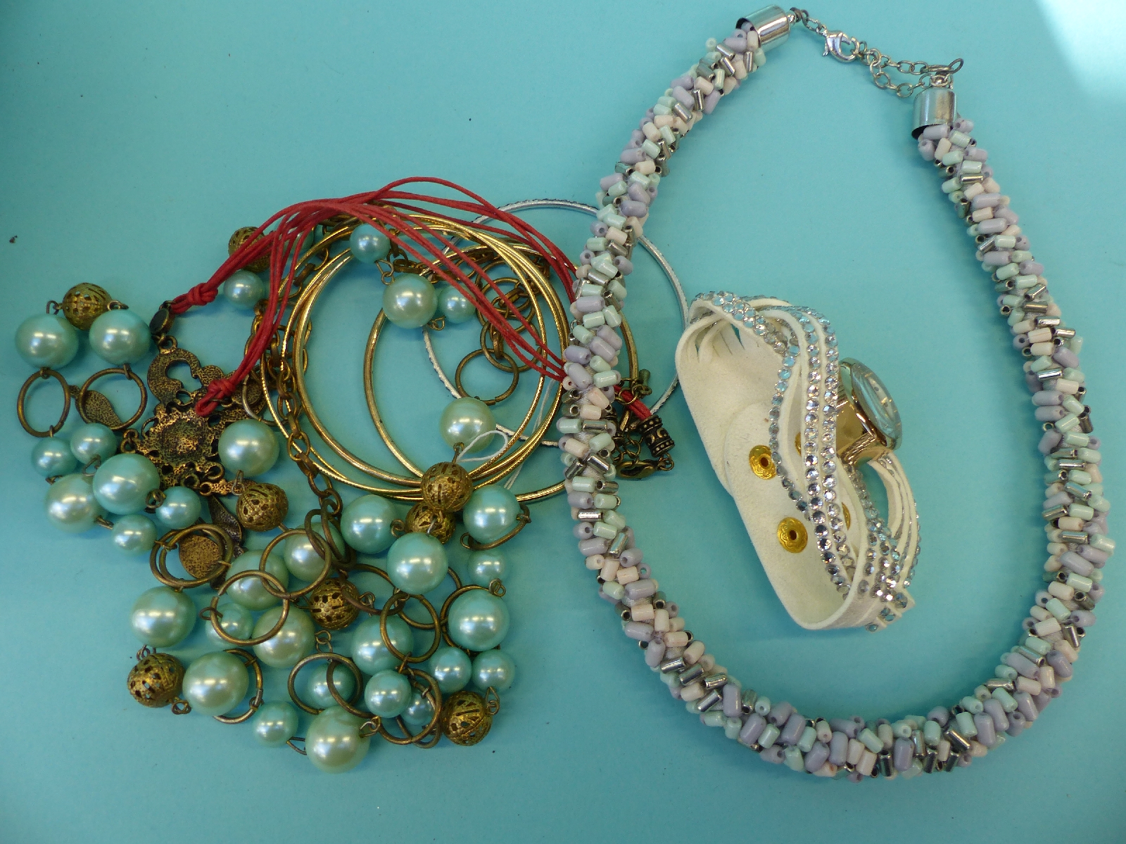 A large quantity of costume jewellery including beads, - Image 7 of 9