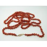 A coral necklace with 9ct gold clasp, 1.