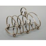 An Edward VII hallmarked silver four division toast rack, Birmingham 1905 maker William Devenport,