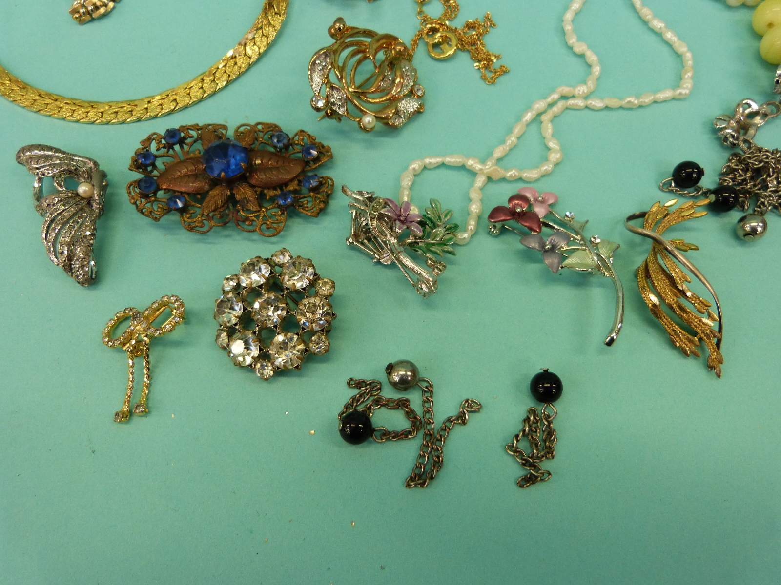 A collection of costume jewellery to include faux pearls, brooches, pearl necklace, glass beads, - Image 10 of 22