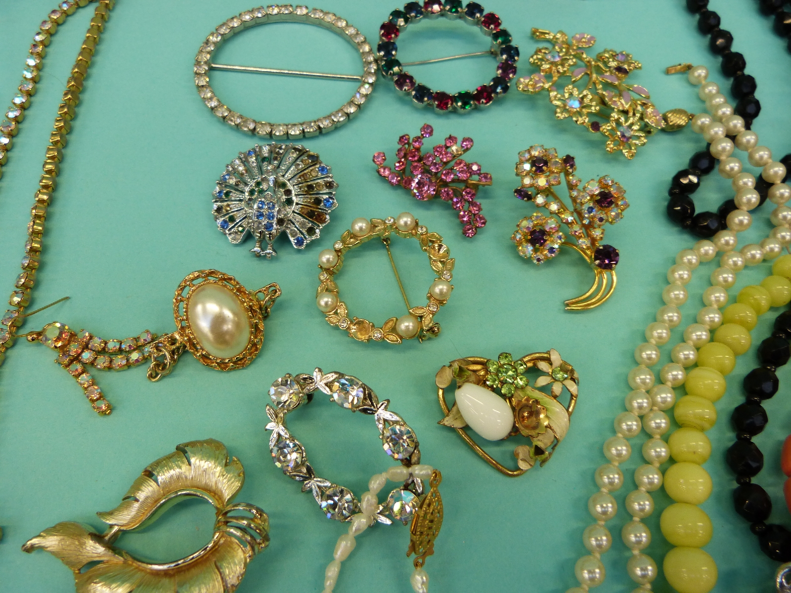 A collection of costume jewellery to include faux pearls, brooches, pearl necklace, glass beads, - Image 6 of 22