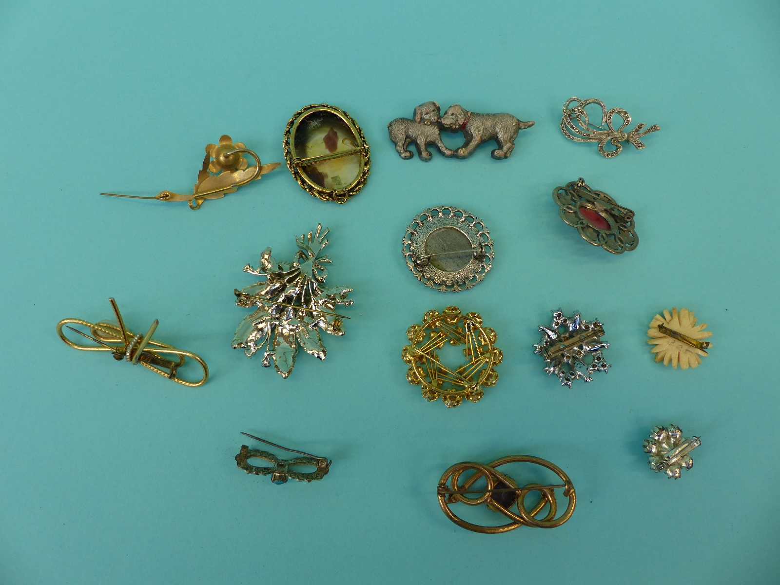 A collection of costume jewellery to include jet necklace, banded agate brooch, Victorian brooch, - Image 16 of 19