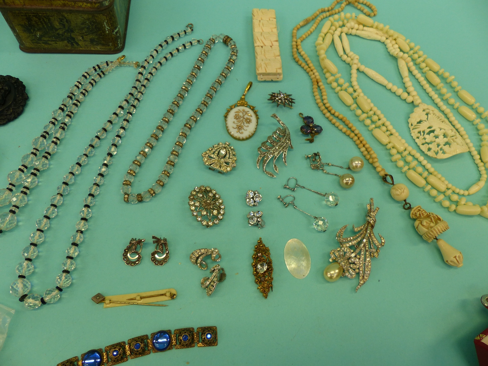 A collection of costume jewellery to include Art Deco crystal necklace, Victorian paste brooch, - Image 4 of 6