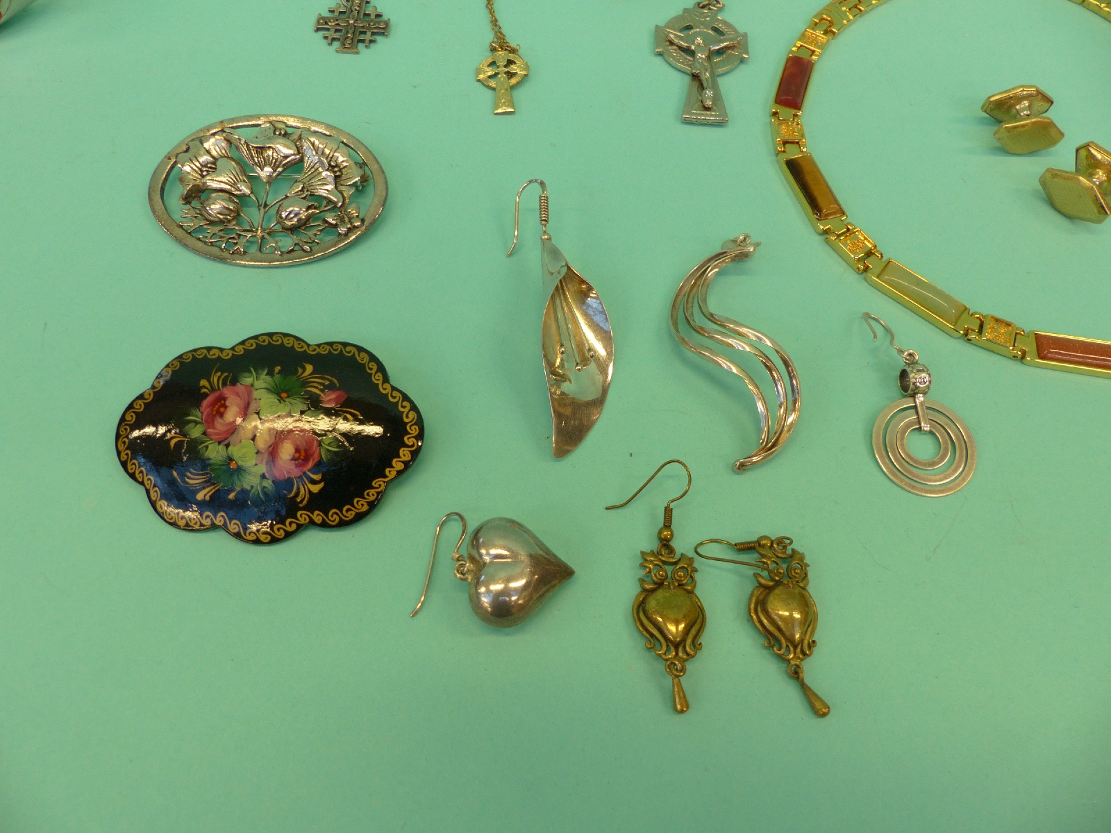A collection of costume jewellery including a lacquer brooch, silver earrings, - Image 3 of 5