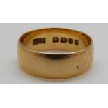 An 18ct gold wedding band, 5.