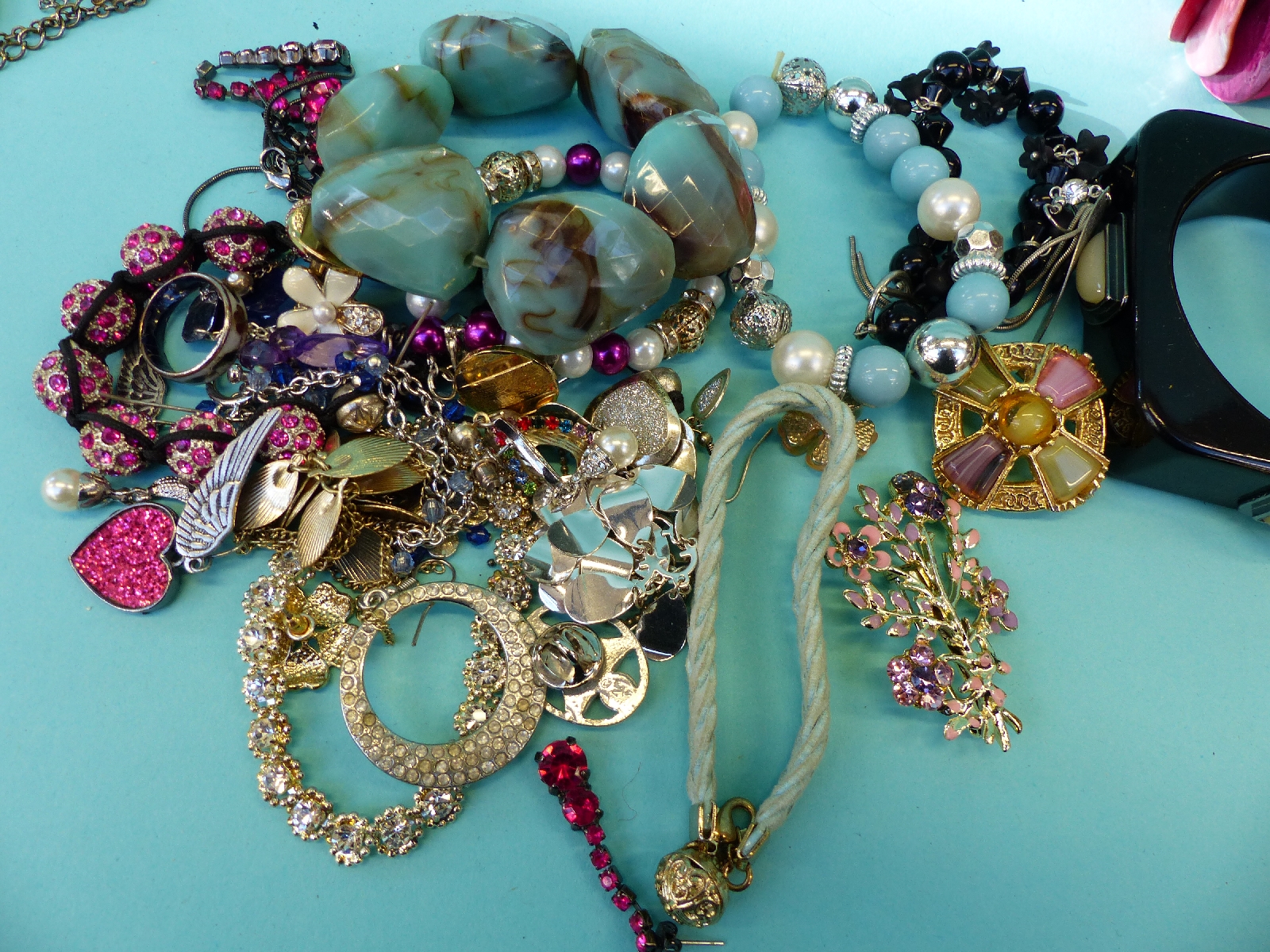 A large quantity of costume jewellery including beads, - Image 3 of 9