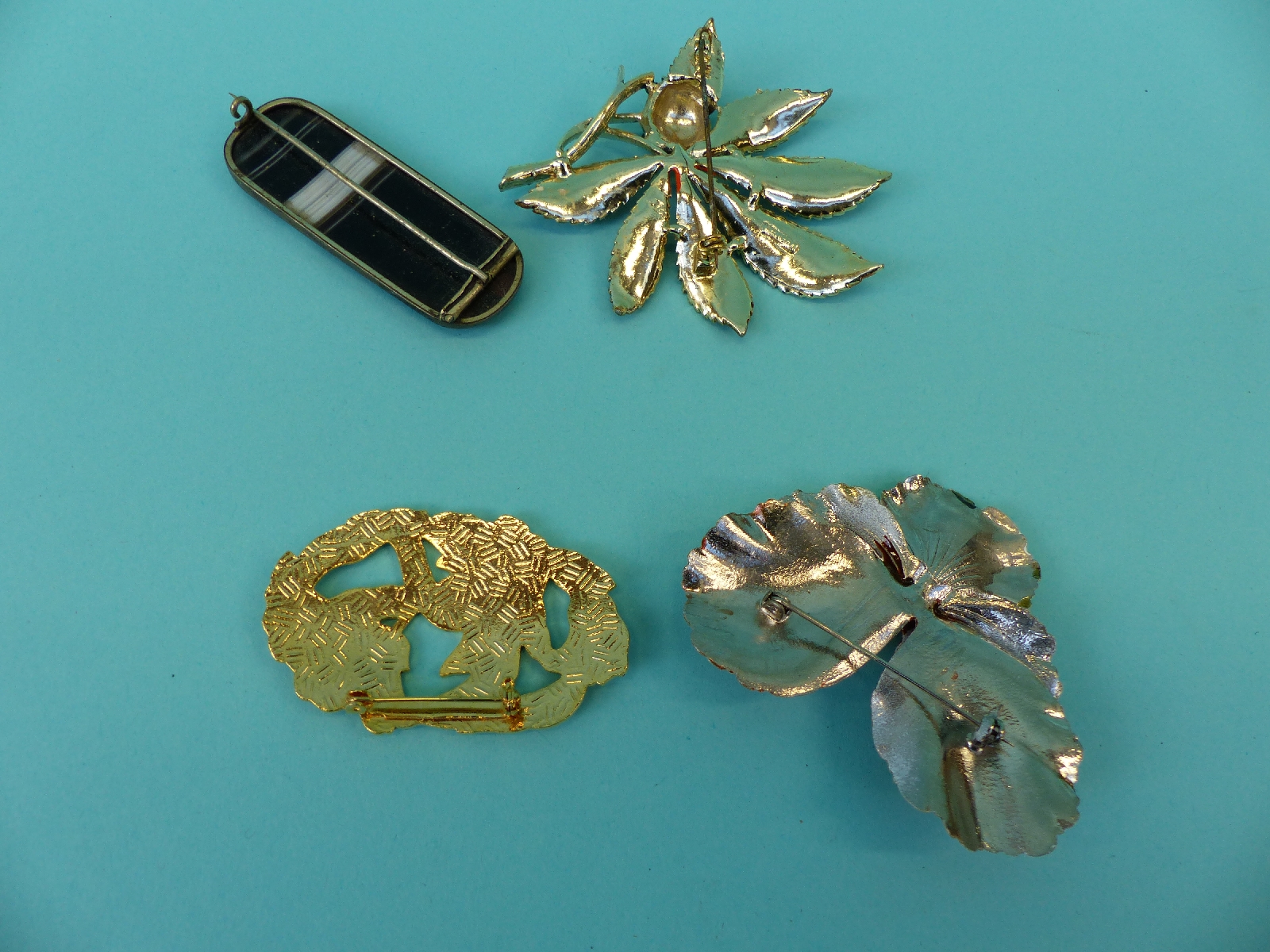 A collection of costume jewellery to include jet necklace, banded agate brooch, Victorian brooch, - Image 14 of 19