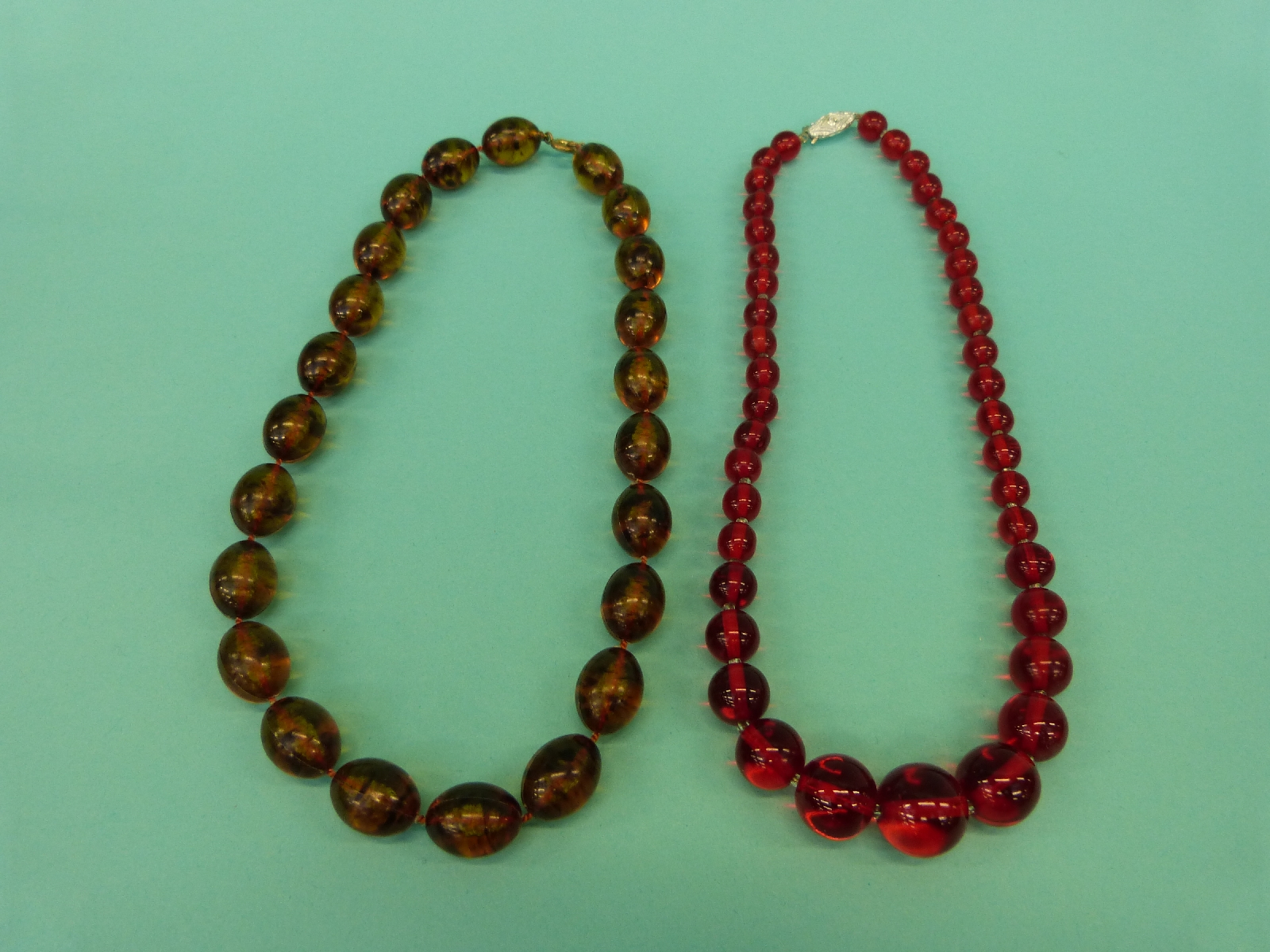 A collection of costume jewellery to include necklaces, crystal, faux pearls, faux amber, - Image 6 of 14