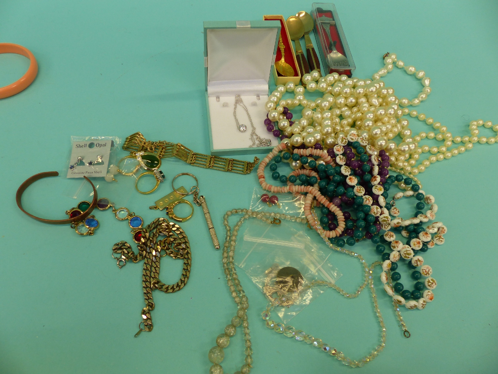 A collection of costume jewellery including beads, agate necklaces, silver rings, silver bangle, - Image 15 of 16